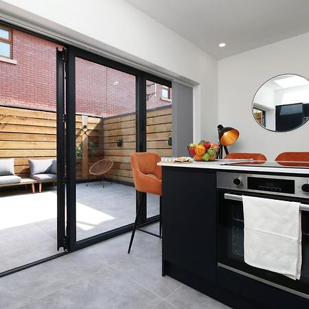 New Spacious 2 Bed Getaway - Private Courtyard! - Underfloor Heating Cardiff Extérieur photo