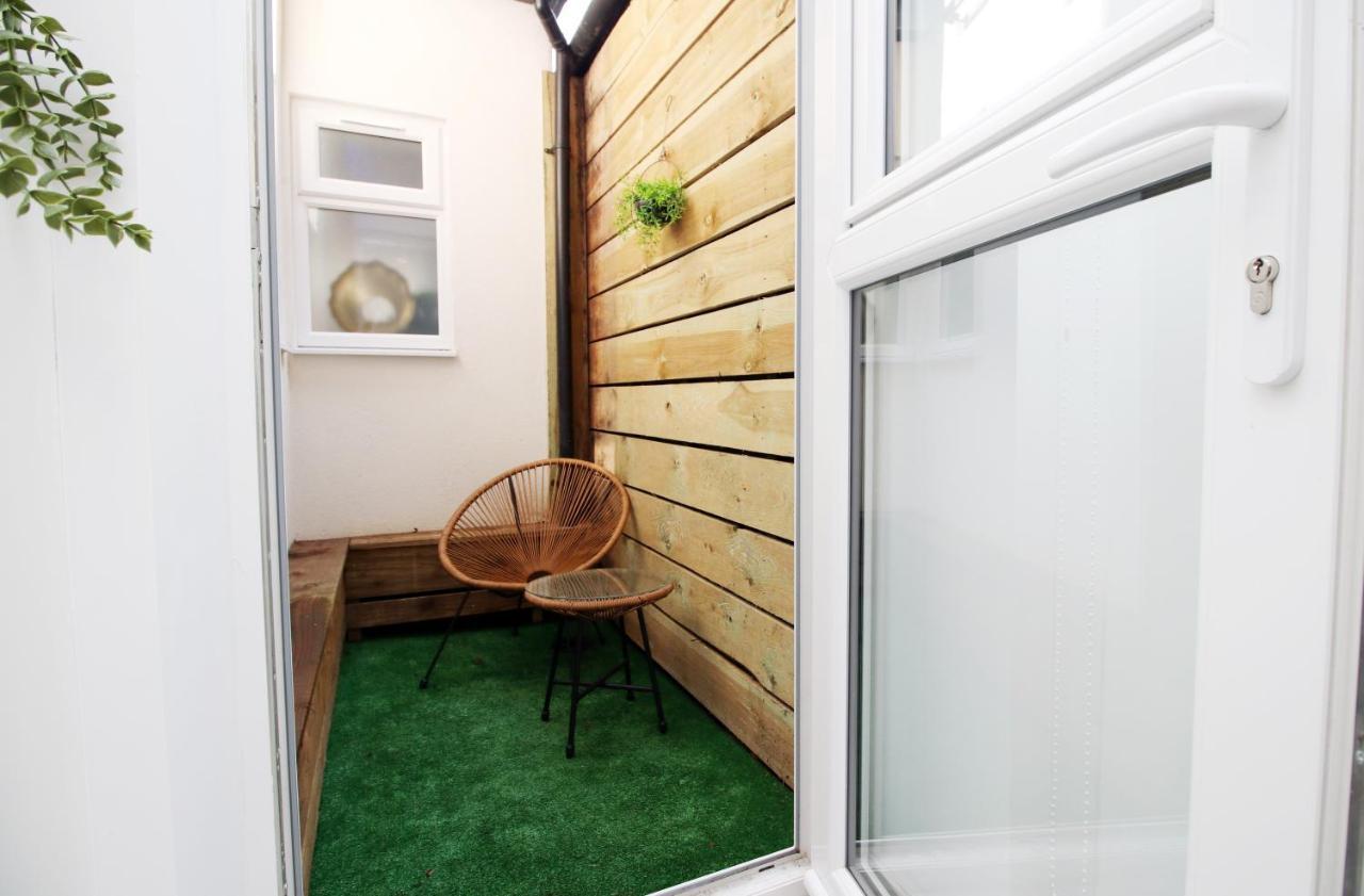 New Spacious 2 Bed Getaway - Private Courtyard! - Underfloor Heating Cardiff Extérieur photo