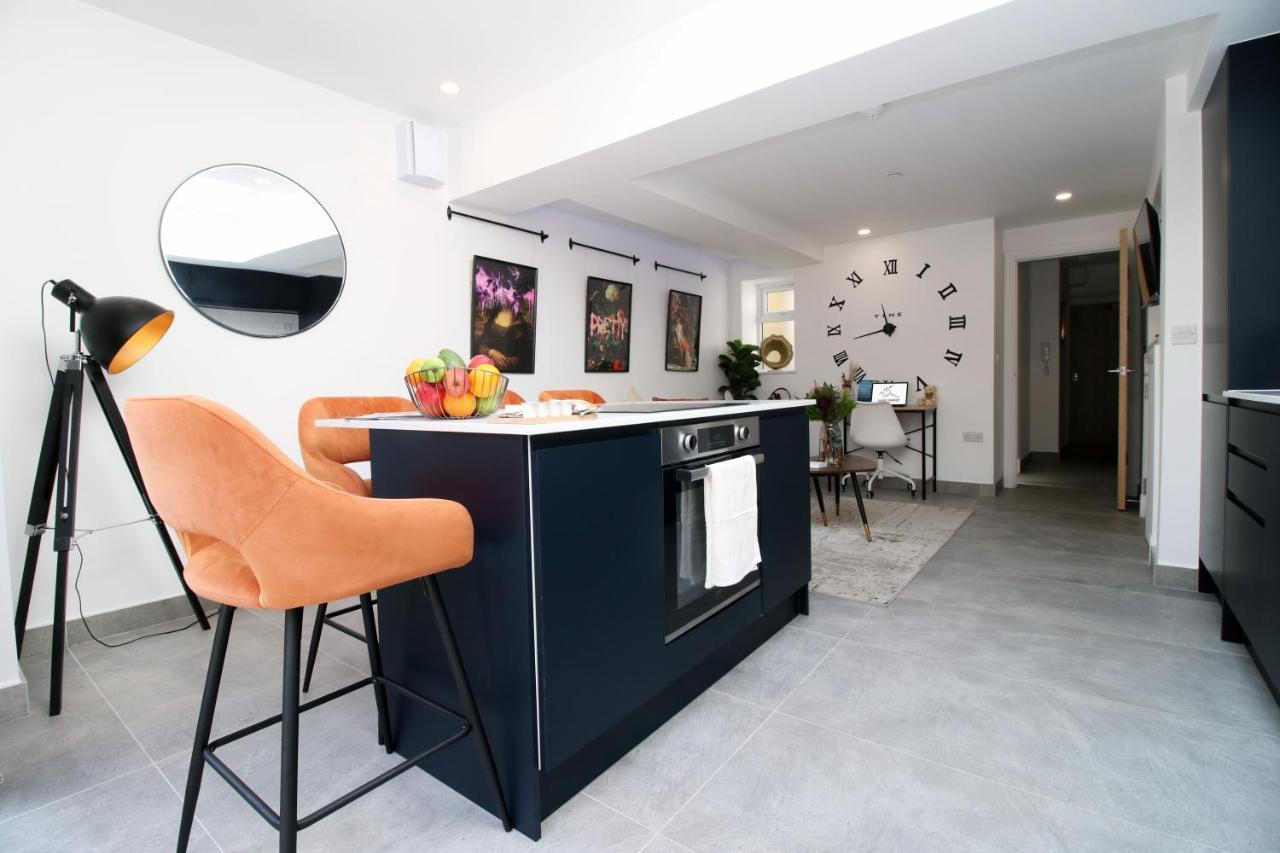 New Spacious 2 Bed Getaway - Private Courtyard! - Underfloor Heating Cardiff Extérieur photo