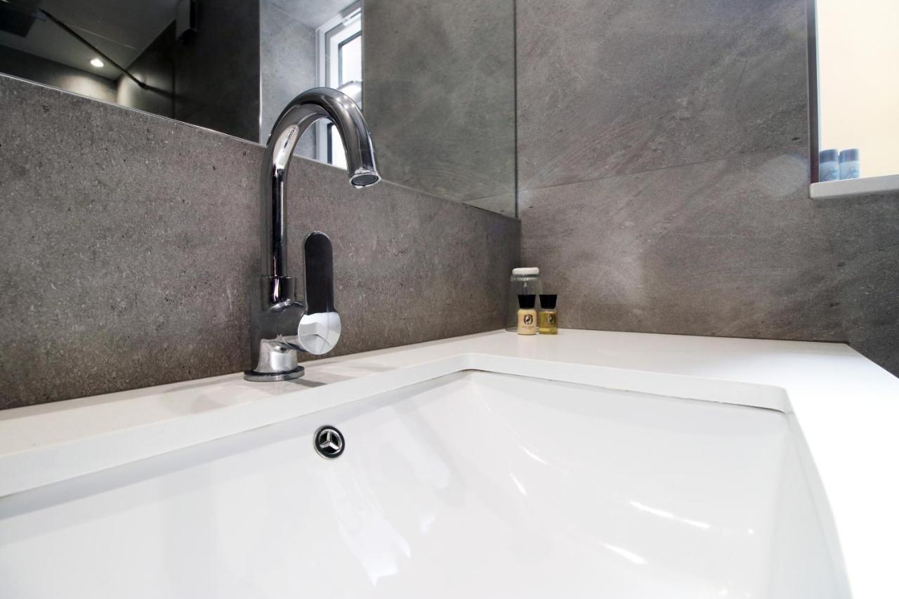 New Spacious 2 Bed Getaway - Private Courtyard! - Underfloor Heating Cardiff Extérieur photo