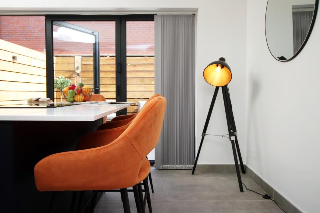 New Spacious 2 Bed Getaway - Private Courtyard! - Underfloor Heating Cardiff Extérieur photo